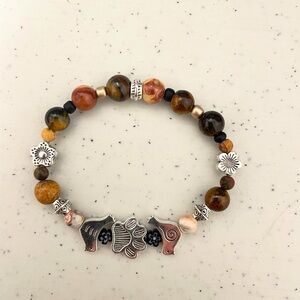 Earth tones with silver accent and a paw print 🐾 to close it off